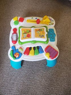 Leap Feog musical activity table. Plays in English and spanish