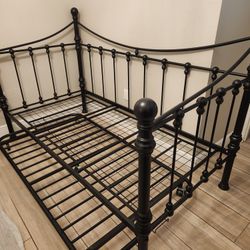 Rod Iron Day Bed w/ Trundle 