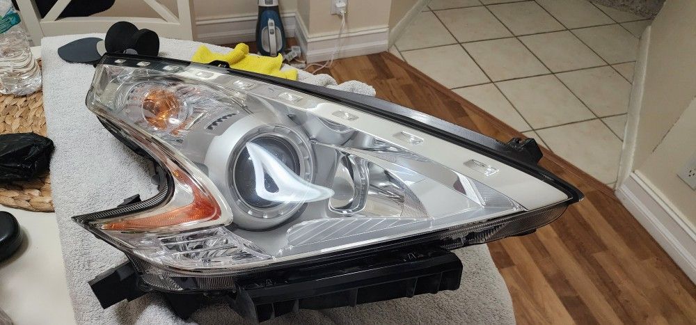 370z Right Headlight