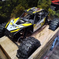 Axial Capra 18  RC Rock Crawler brand new with front and rear steering