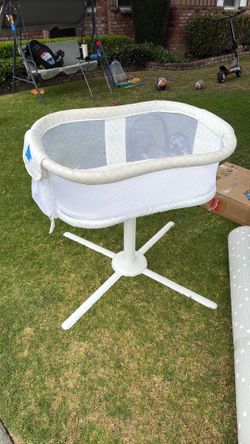 Halo bedside bassinet with swivel