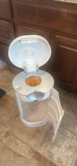 Munchkin Diaper Pail + 8 Refill Bags