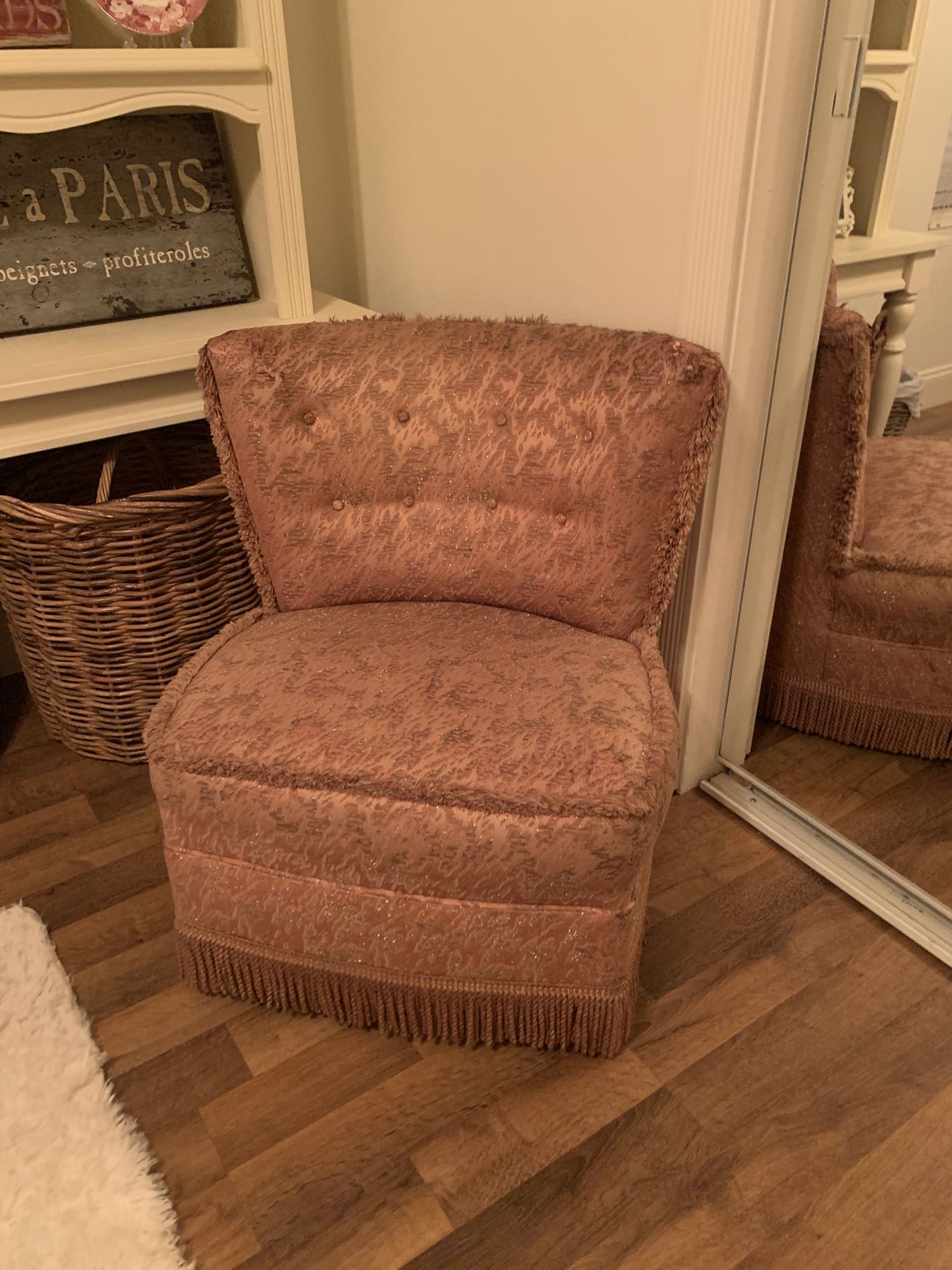 Super Cute Vintage/Antique Accent Chair