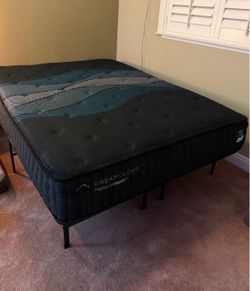 DreamCloud PressureSmart Plush Queen Mattess