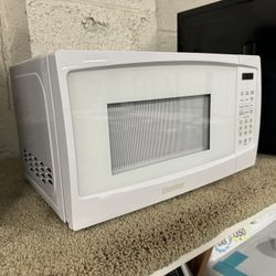 NEW IN BOX Danby Countertop Mini Microwave