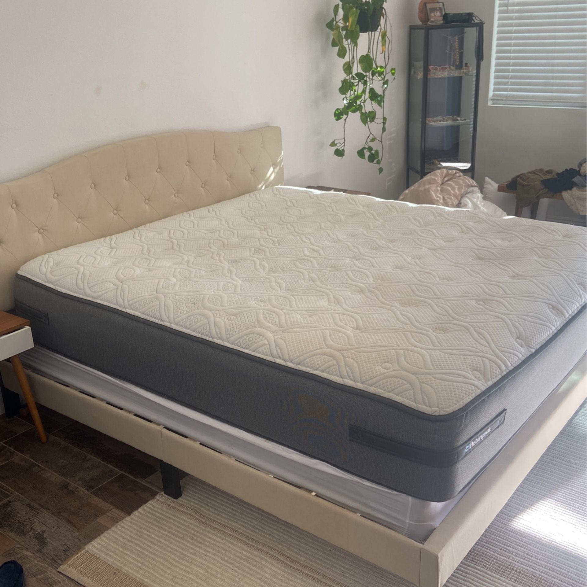Cal king Sealy posturepedic mattress