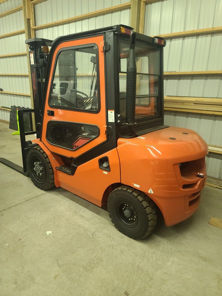 2022 VIPER 6000 POUND FORKLIFT