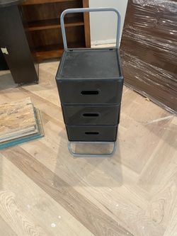 Storage container with wheels