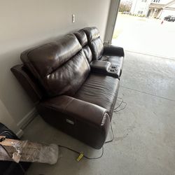 Love Seat Power Reclining Sectional w/ middle armrest storage in Great Condition 