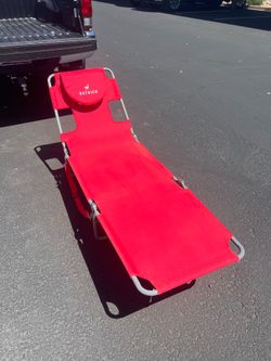 Fold up barely used pool chair lounge tanning chair