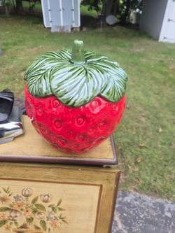 VINTAGE MCCOY CERAMIC STRAWBERRY COOKIE JAR.