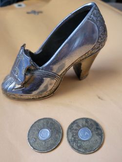 Unique Los Angeles Collecibles Silver High Heeled Pin Cussion and 2 LA Metro Transit Tokens