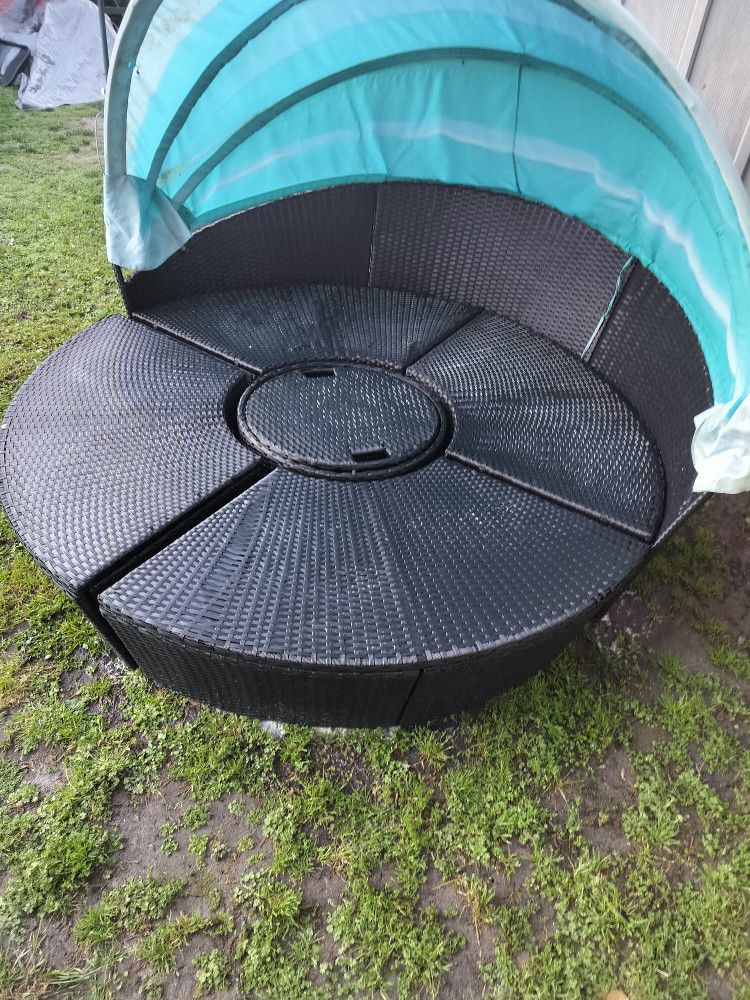 Beast Patio  Round Set In Great Condition Needs Pillows 