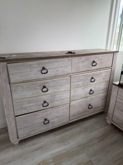 Willowton Queen Panel Bed with Dresser