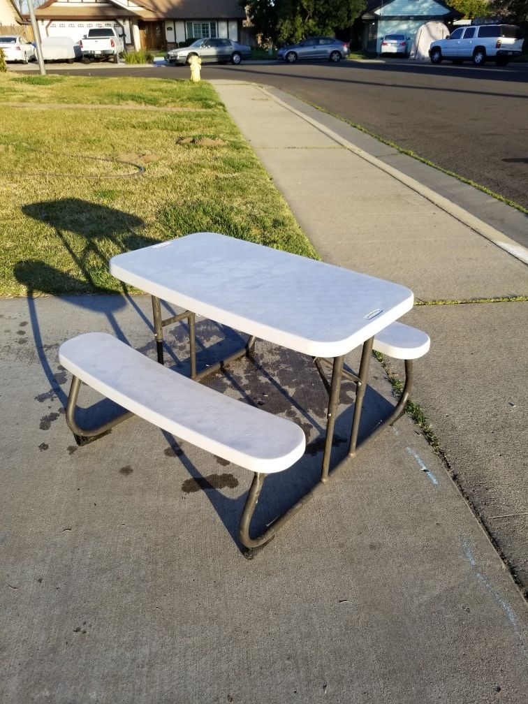 Kids folding table