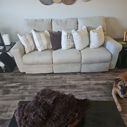 Reclining Sofa With 5 Sofa Pillows 