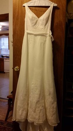 Beautiful, never worn wedding dress