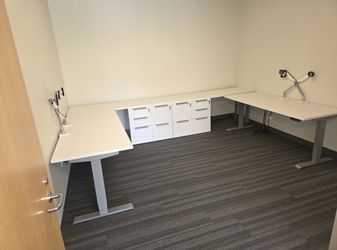 Iquar L shape offices 6’x30” Height Adjustable table and 6’x2’ fixed credenza return with FF and BBF pedestal