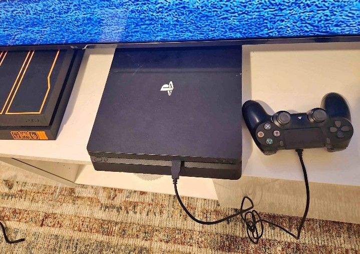 Ps4 slim 1tb.+ 20 digital games