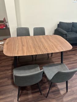 55‘’ Dining table with 4 charis