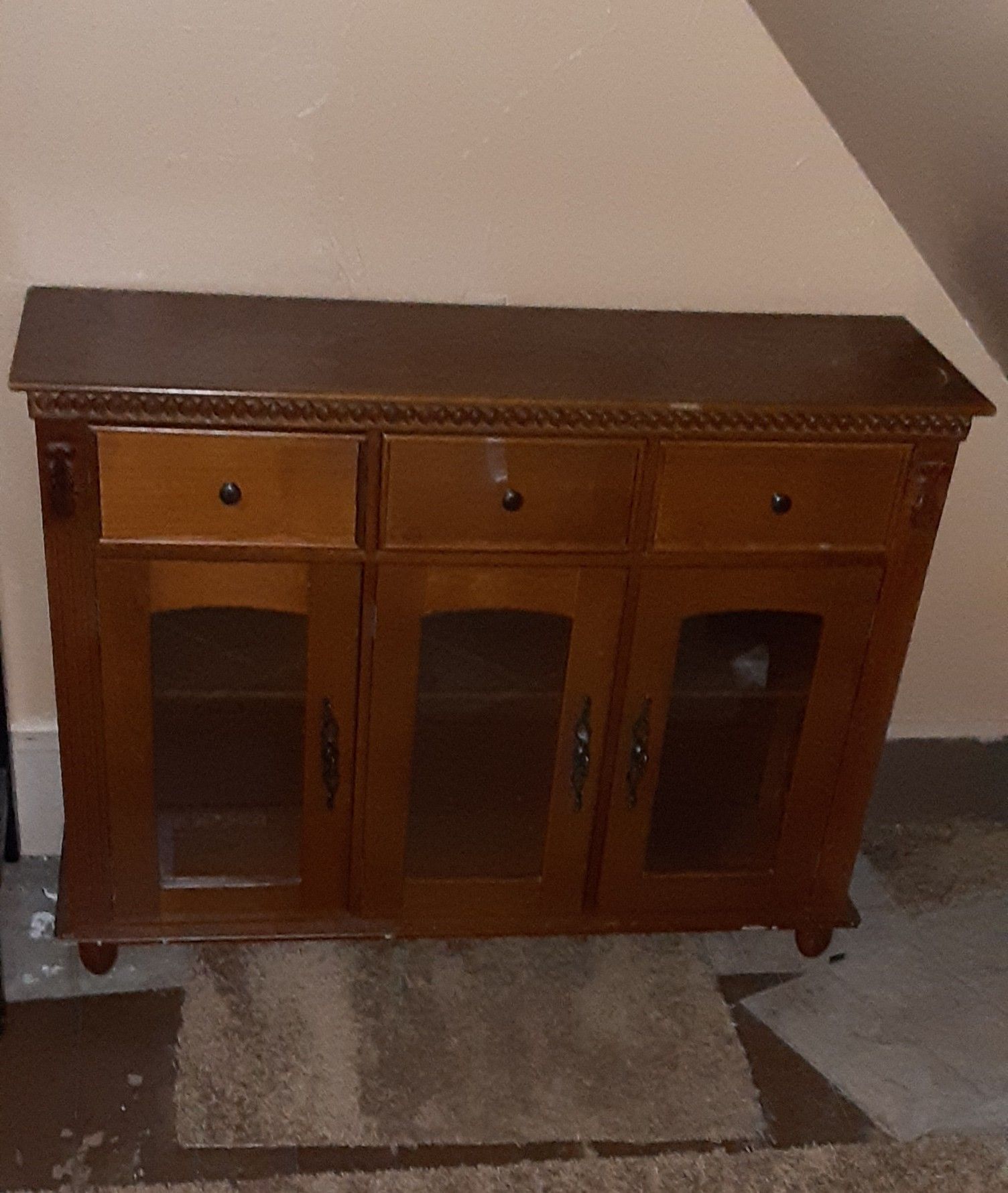 Dresser/cabinet