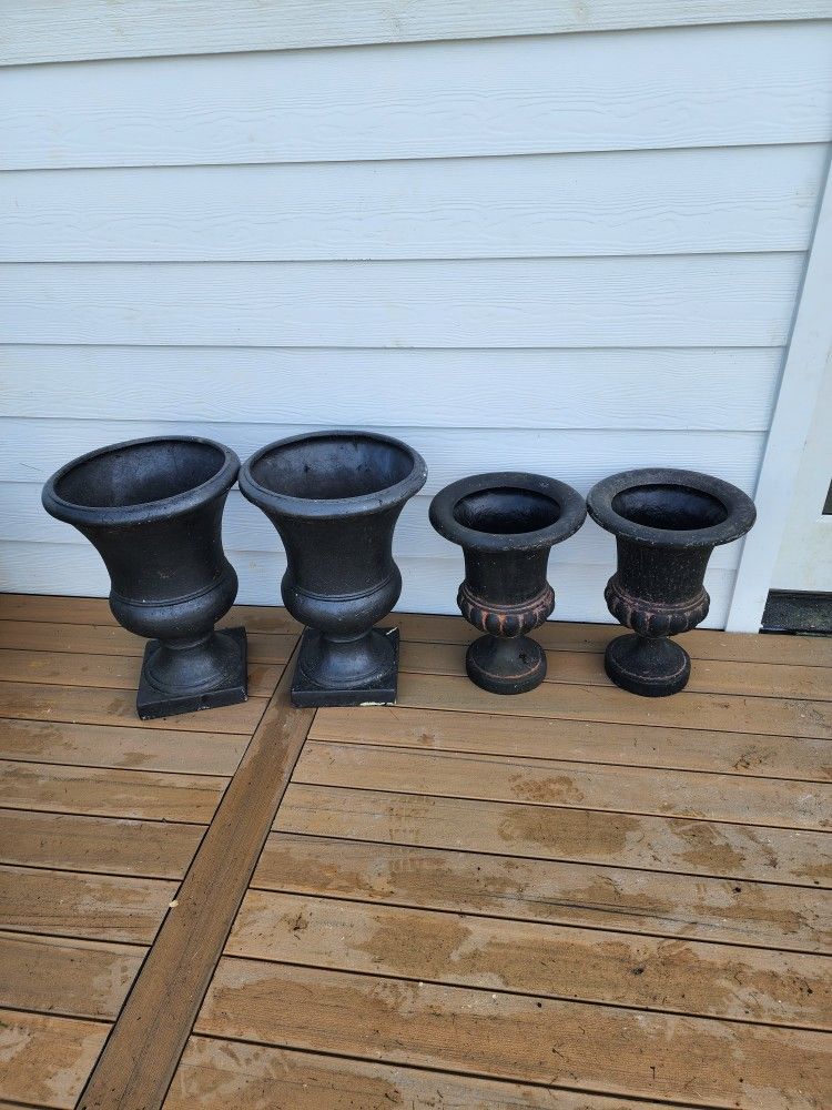 4 Decrotive Pots