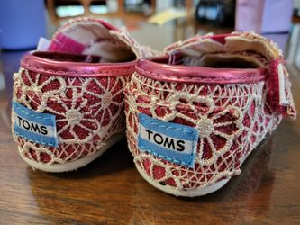 Kids TOMS Classic Shoe - Pink Glitters
Tiny Classics - Size 4