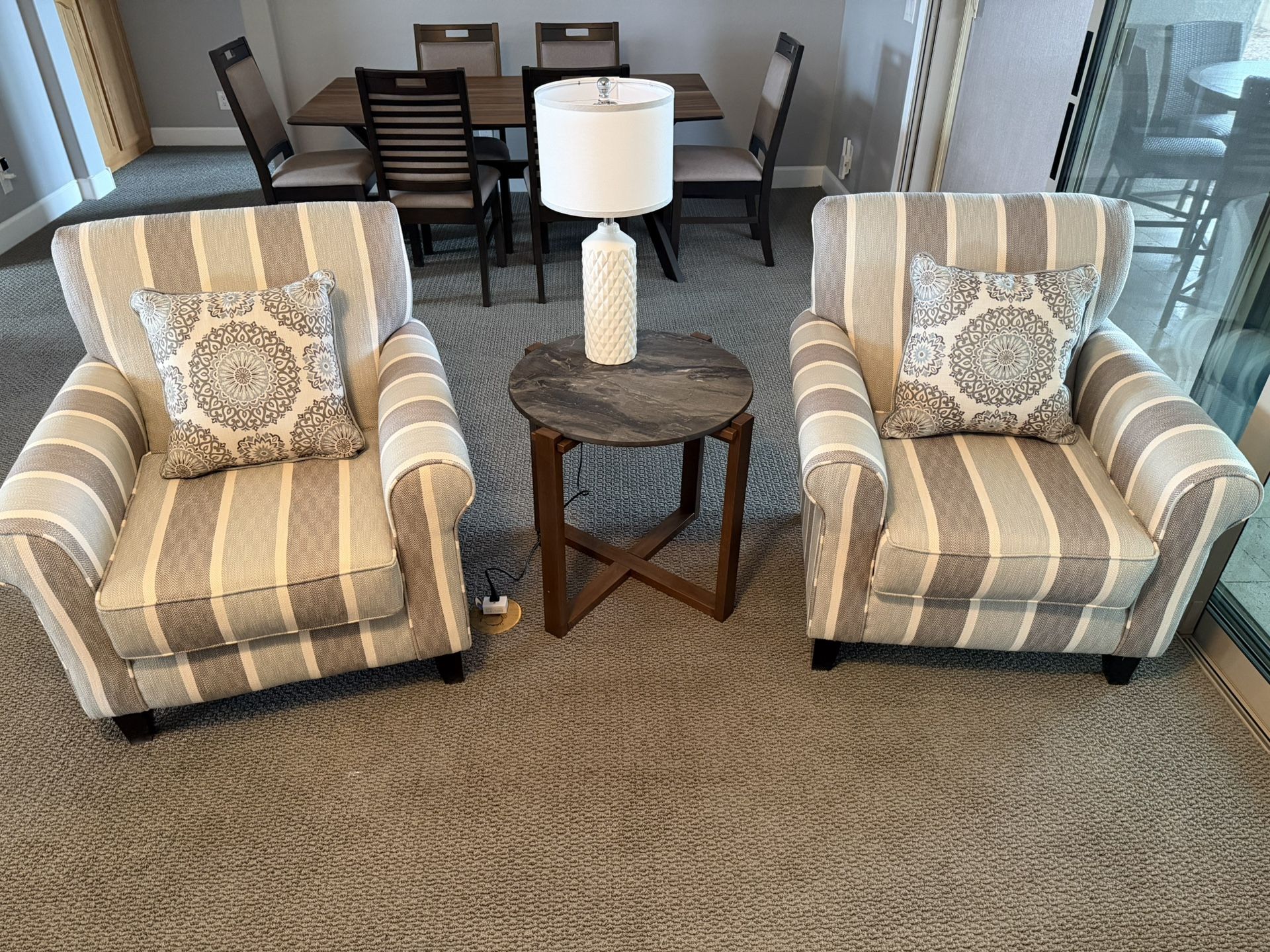 Living Room Furniture - Loveseat, 2 Chairs, End Table And Lamp $700