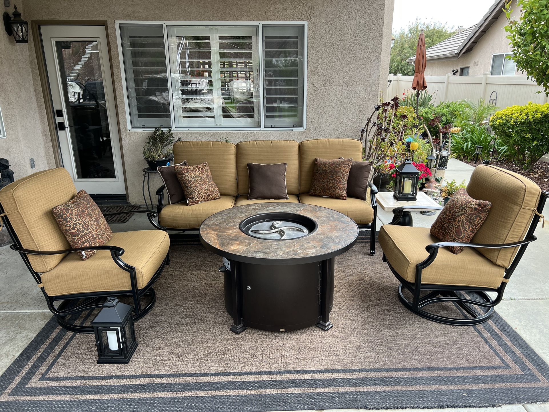 Luxury Patio 5 PC Sofa set. All Like New Condition.