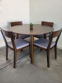 Round Table 4 Chairs Excellent Condition
