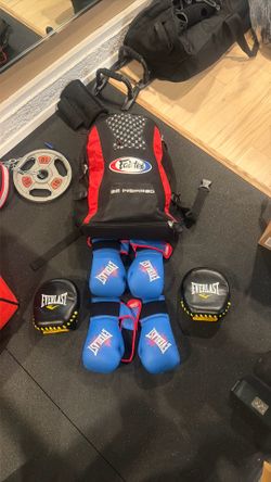 2 glove sets/1 set of hit pads/backpack
