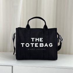 MARC JACOBS The Traveler Logo Print Tote Bag in Black