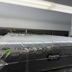 QUEEN SIZE SIMMONS BEAUTYREST BLACK SERIES 3 (FIRM) MATTRESS & BOX SPRING BED SET