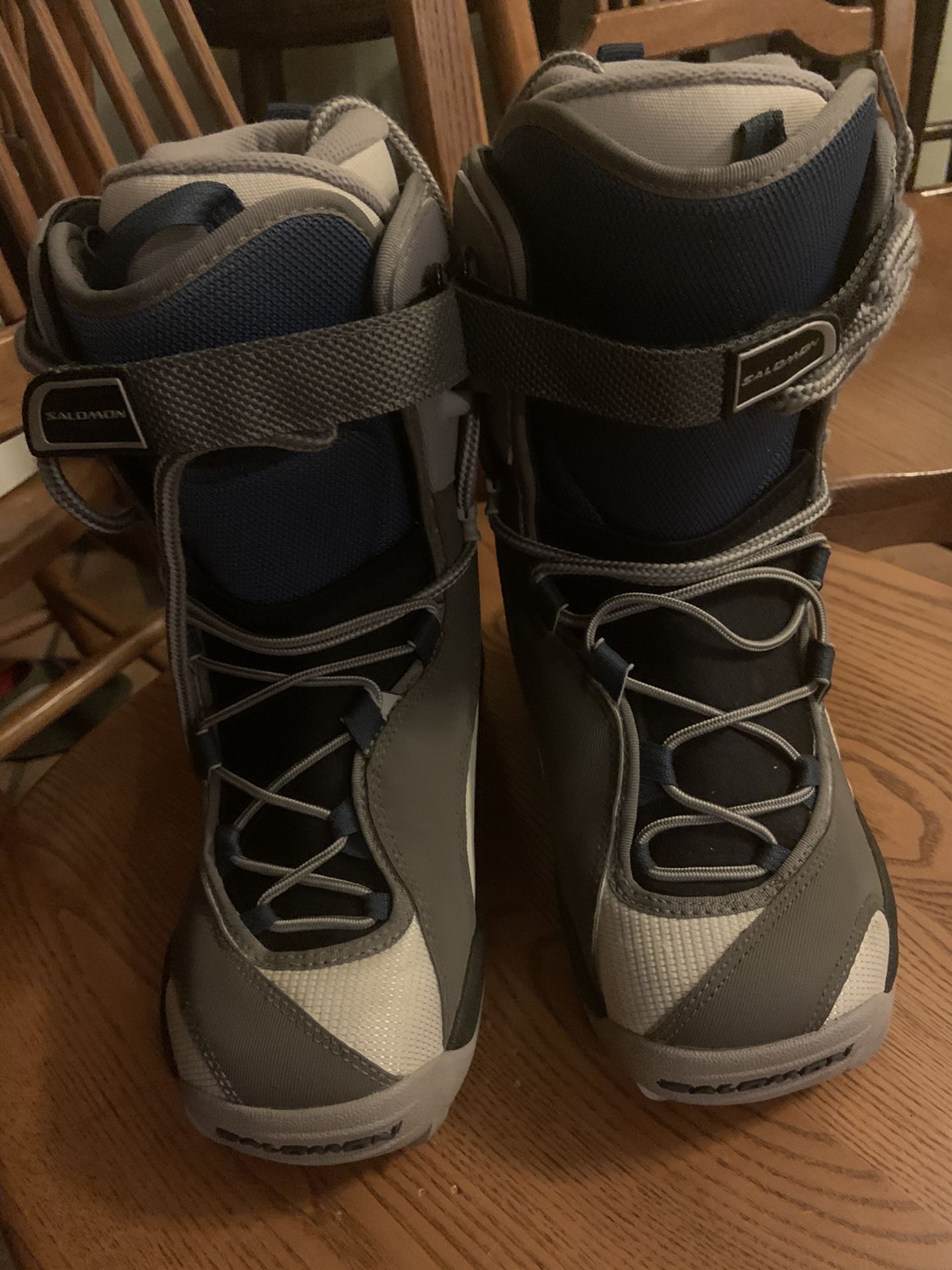 Salomon woman snowboarding boots