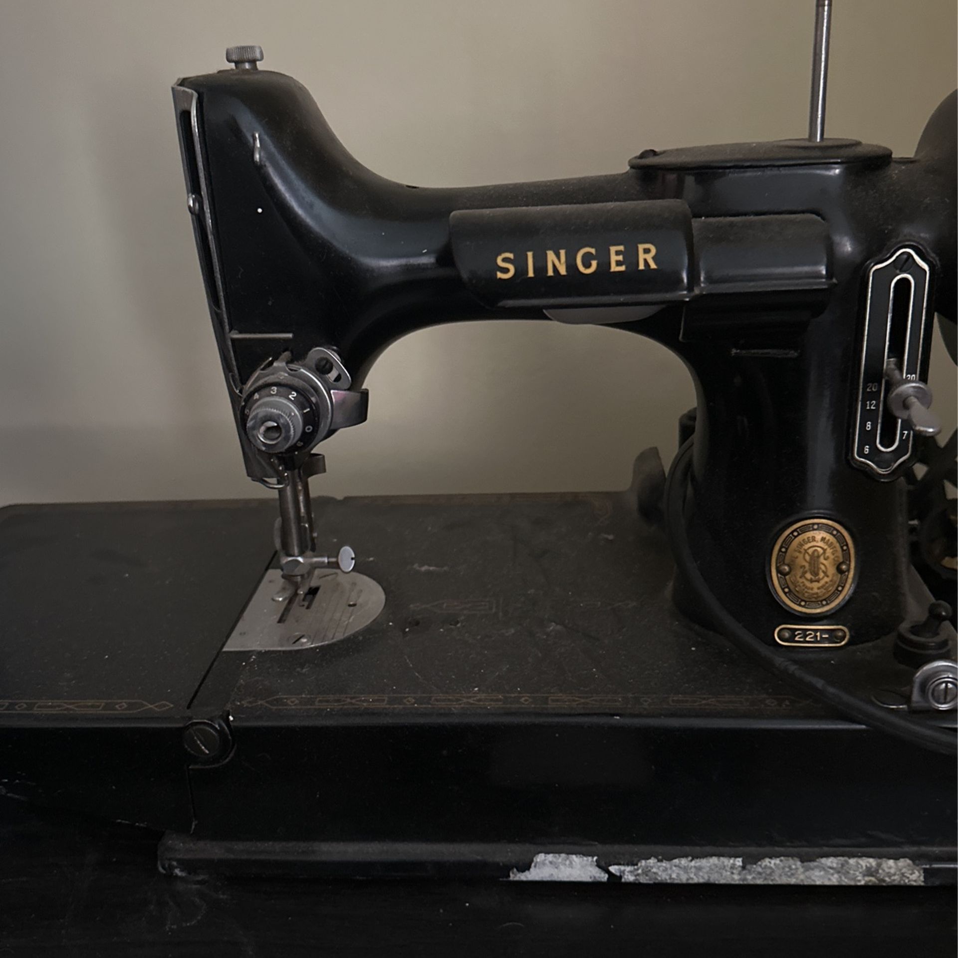 Antique Singer Featherweight Sewing Machinr