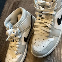 Women’s 8 Jordan 1 White/grey