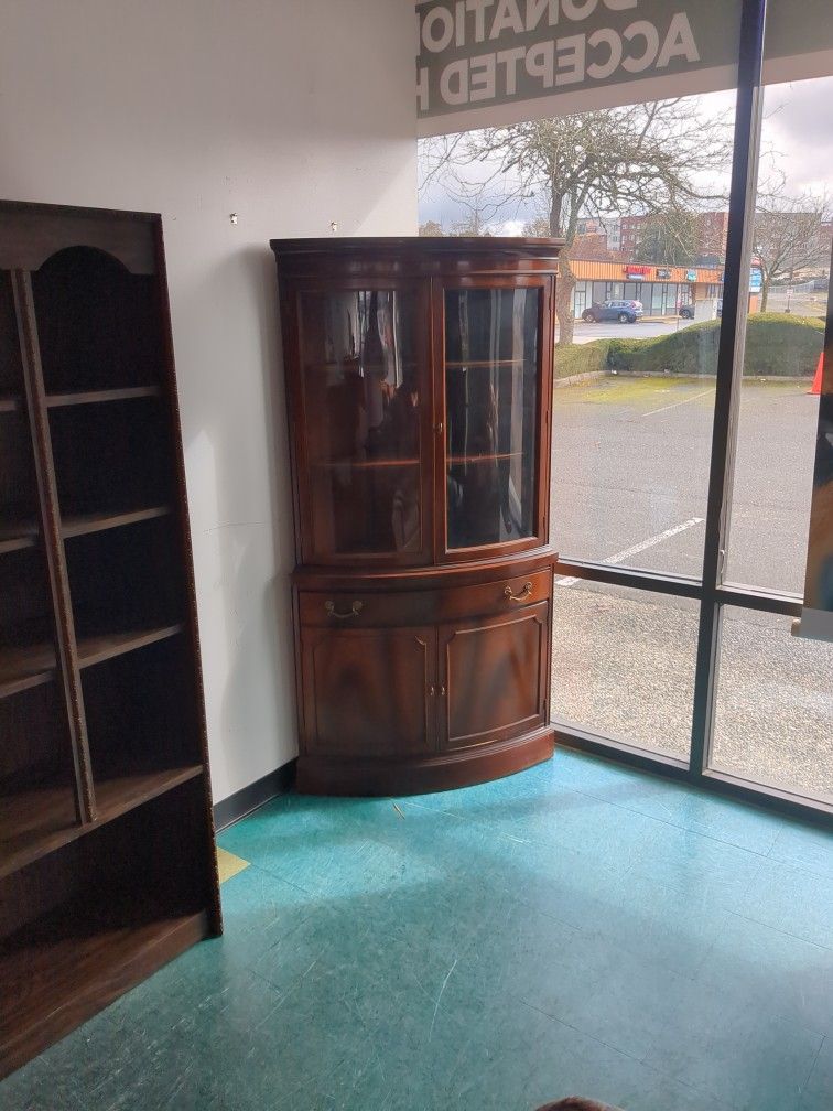 (1) VINTAGE MAHOGANY TRADITIONAL DUNCAN PHYFE STYLE 34″ CORNER CURIO CABINET *SOLD INDIVIDUALLY*