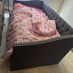 Daybed with trundle