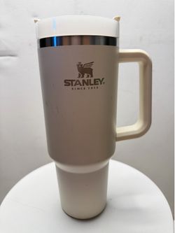 Stanley Quencher H2.0 FlowState™ Tumbler in a light neutral shade.