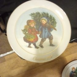 Vintage 1981 AVON CHRISTMAS MEMORIES COLLECTOR PLATE 1st EDITION SHARING SPIRIT

