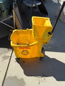 Rubbermaid Yellow Mop Bucket with Wringer