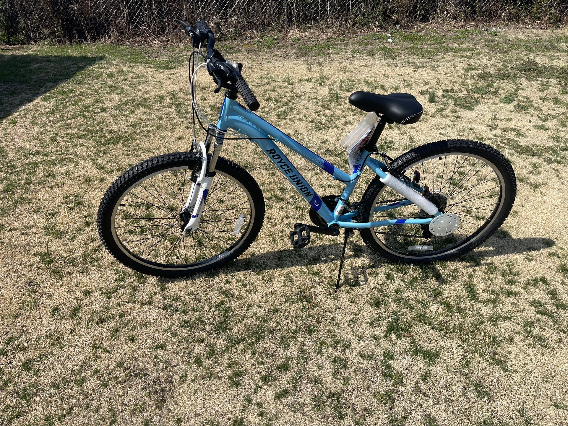 Brand new-26" Royce Union RTT Womens 21-Speed Mountain Bike, 15" Aluminum Frame, Trigger Shift, Sky