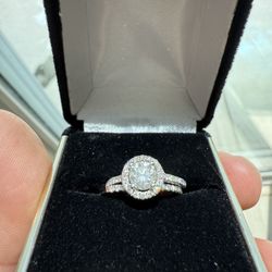 14 Carats White Gold , Natural Diamond Size 7 1/2
