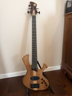 Quintino Custom boutique 5 String bass