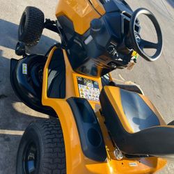 CUBE CADET GAS 42"IN RIDING LAWN TRACTOR NEW 