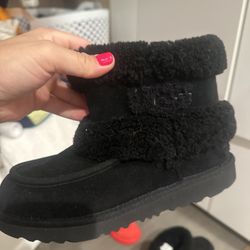 new uggs boots black size 4