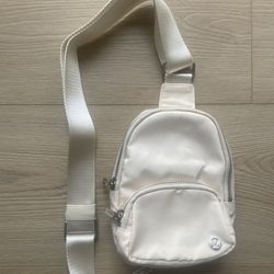 Lululemon everywhere sling bag white