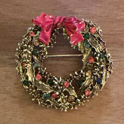 Vintage Signed ART Goldtone Enamel Rhinestone Christmas Wreath Brooch Pin