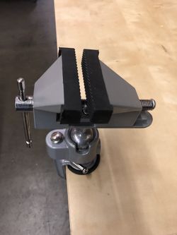 Table Bench Vise With Swivel Head