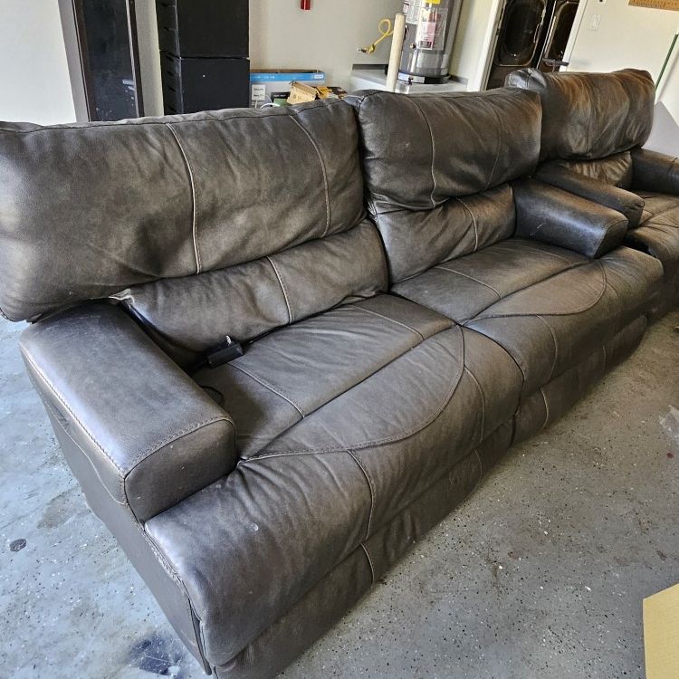 BEAUTIFUL LEATHER RECLINER COUCH AND LOVE SEAT.